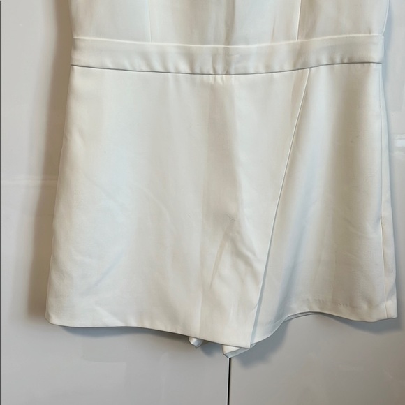 BCBGMaxAzria NWOT Mackensie Cream Sleeveless Asymmetric Skort Romper, Size 10 - Picture 5 of 12